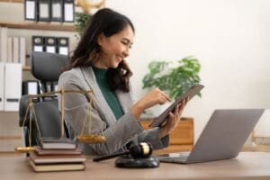 Investimento em Tecnologia na Advocacia: Como Inovar Sem Comprometer o Caixa Investimento em Tecnologia na Advocacia: Como Inovar Sem Comprometer o Caixa